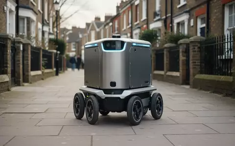 Ein sechsrädriger autonomer Lieferroboter fährt auf einem Gehweg in einem Wohnviertel. - Foto: über boerse-global.de