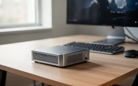 Ein kompakter Mini-PC auf einem minimalistischen Schreibtisch in einer modernen Büroumgebung. - Foto: über boerse-global.de