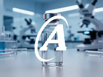 Modernes pharmazeutisches Labor mit einer Glasampulle vor einem verschwommenen, sterilen Hintergrund. - Foto: über boerse-global.de