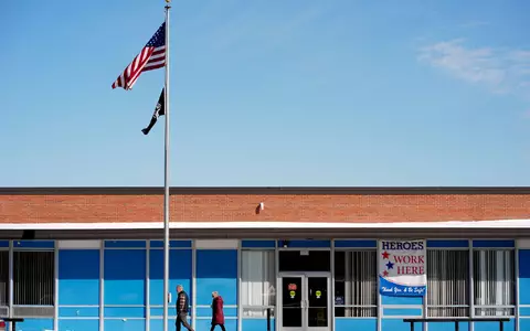 Der Postdienstleister USPS soll nach dem Willen Trumps eine Kontrollfunktion bei Briefwahlen übernehmen. (Archivbild) - Foto: Charlie Riedel/AP/dpa