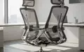 Ein ergonomischer Bürostuhl in einem modernen, hellen Arbeitsbereich mit natürlichem Lichteinfall. - Foto: über boerse-global.de