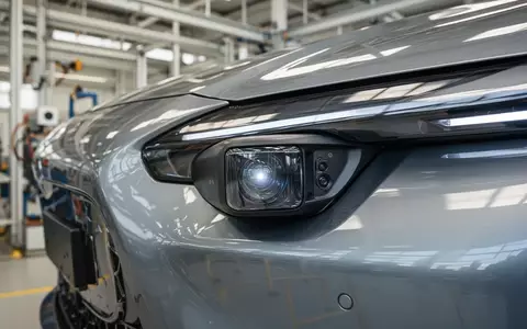 Detailaufnahme eines in die Fahrzeugfront integrierten LiDAR-Sensors für autonomes Fahren. - Foto: über boerse-global.de