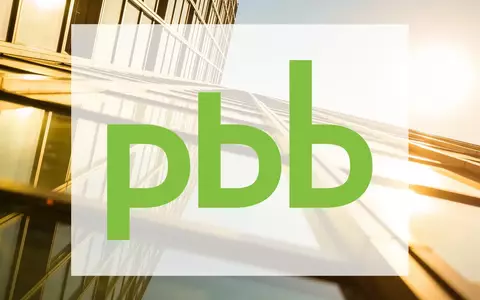 Moderne Glasfassade eines Bürogebäudes im goldenen Licht als Symbol für den wirtschaftlichen Aufschwung. - Foto: über boerse-global.de