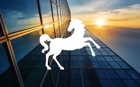Abstraktes Bild eines modernen Glasgebäudes bei Sonnenaufgang als Symbol für Marktstabilität und finanzielles Wachstum. - Foto: über boerse-global.de