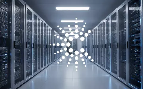 Modernes Rechenzentrum mit blauer Beleuchtung als Symbol für technologisches Wachstum und industrielle Entwicklung. - Foto: über boerse-global.de