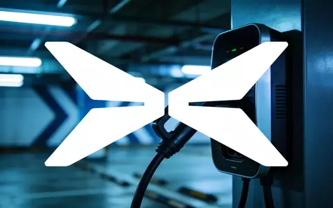 Moderne Ladestation für Elektrofahrzeuge in einer düsteren, atmosphärisch beleuchteten Parkgarage. - Foto: über boerse-global.de