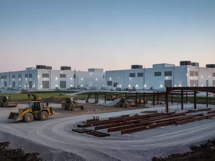 Eine weitläufige Baustelle in Ohio, auf der ein großes Rechenzentrum für künstliche Intelligenz errichtet wird. - Foto: über boerse-global.de