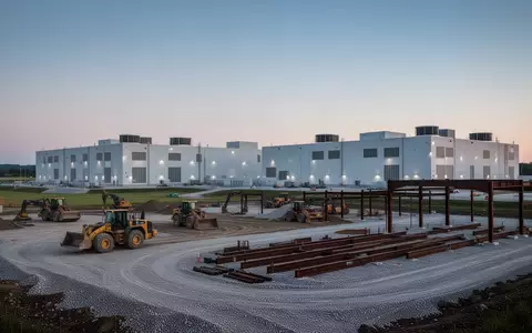 Eine weitläufige Baustelle in Ohio, auf der ein großes Rechenzentrum für künstliche Intelligenz errichtet wird. - Foto: über boerse-global.de