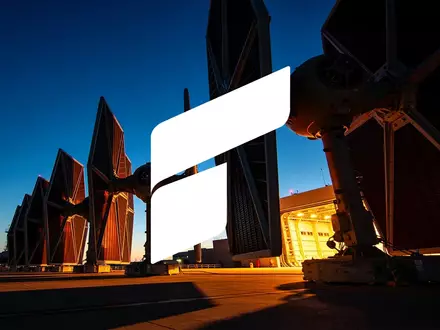 Moderne Verteidigungstechnologie und industrielle Infrastruktur in einer atmosphärischen Abenddämmerung. - Foto: über boerse-global.de