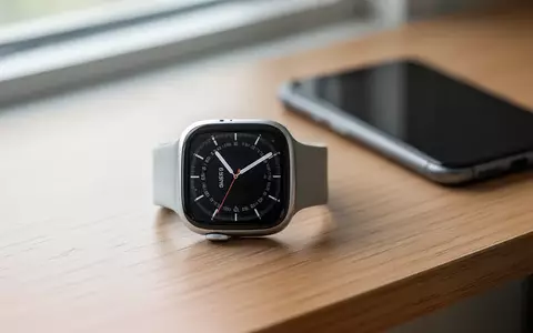 Eine Apple Watch liegt auf einem Holztisch in einer hellen, professionellen Büroumgebung. - Foto: über boerse-global.de