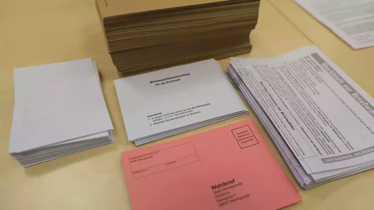 Vor dem Versand an die Bürger: Briefwahlunterlagen in Sachsen-Anhalt. - Bild: Matthias Bein/dpa