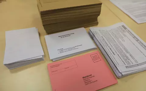 Vor dem Versand an die Bürger: Briefwahlunterlagen in Sachsen-Anhalt. - Foto: Matthias Bein/dpa
