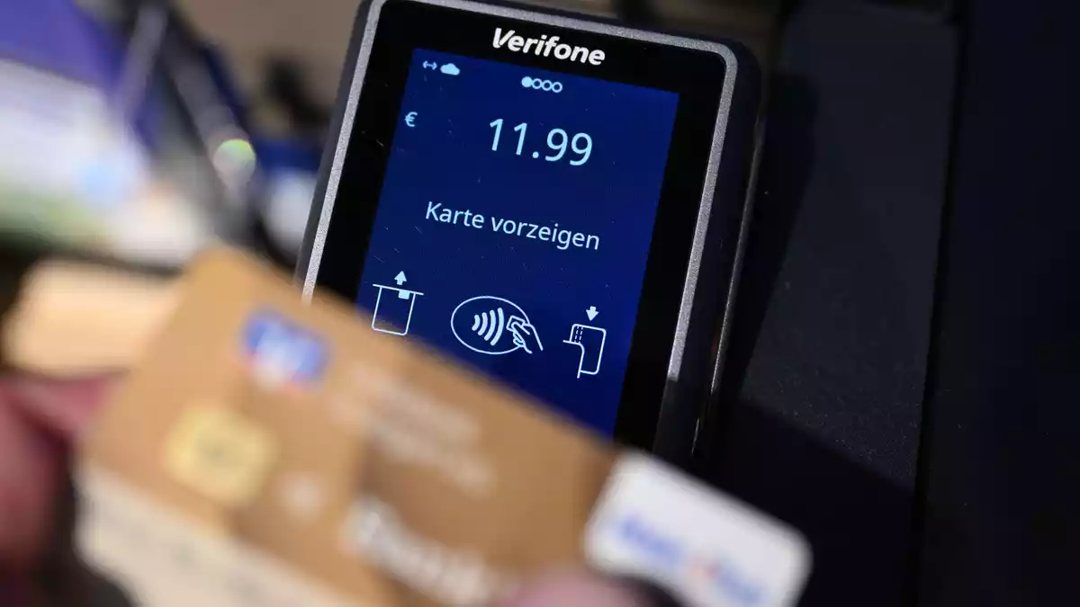 Viele Einkäufe werden bargeldlos bezahlt, oft kontaktlos quasi im Vorbeigehen. (Symbolbild) - Bild: Bernd Weißbrod/dpa