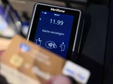 Viele Einkäufe werden bargeldlos bezahlt, oft kontaktlos quasi im Vorbeigehen. (Symbolbild) - Foto: Bernd Weißbrod/dpa