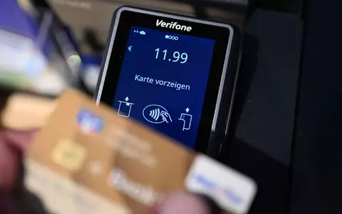 Viele Einkäufe werden bargeldlos bezahlt, oft kontaktlos quasi im Vorbeigehen. (Symbolbild) - Foto: Bernd Weißbrod/dpa