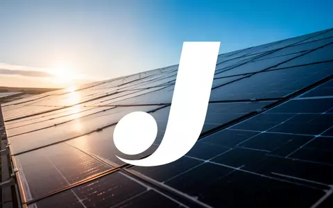 Moderne Photovoltaikanlagen bei Sonnenaufgang als Symbol für Fortschritt in der Solartechnologie. - Foto: über boerse-global.de