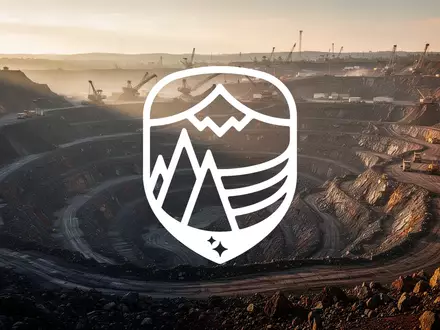 Weite, zerklüftete Bergbau-Landschaft bei Sonnenuntergang als Symbol für Rohstoffinvestitionen. - Foto: über boerse-global.de