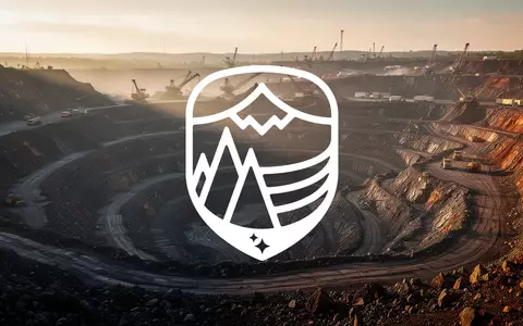 Weite, zerklüftete Bergbau-Landschaft bei Sonnenuntergang als Symbol für Rohstoffinvestitionen. - Foto: über boerse-global.de