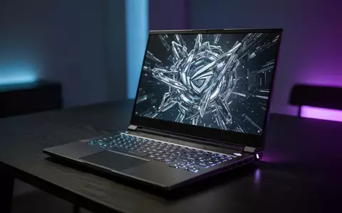 Ein leistungsstarkes Gaming-Notebook auf einem Schreibtisch in einem modern beleuchteten Raum. - Foto: über boerse-global.de