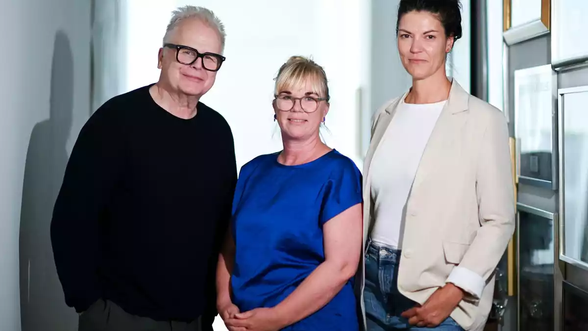 Sänger Herbert Grönemeyer (l-r) mit Anneke Richter und Nicole Müller vom Verein «Heimatbewegen». - Bild: Britta Pedersen/dpa