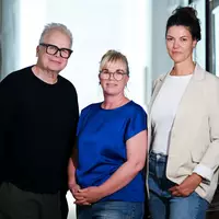 Sänger Herbert Grönemeyer (l-r) mit Anneke Richter und Nicole Müller vom Verein «Heimatbewegen». - Foto: Britta Pedersen/dpa