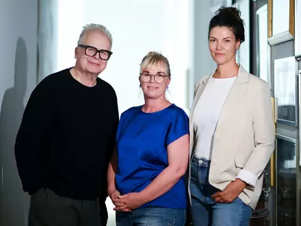 Sänger Herbert Grönemeyer (l-r) mit Anneke Richter und Nicole Müller vom Verein «Heimatbewegen». - Foto: Britta Pedersen/dpa