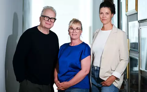 Sänger Herbert Grönemeyer (l-r) mit Anneke Richter und Nicole Müller vom Verein «Heimatbewegen». - Foto: Britta Pedersen/dpa