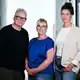 Sänger Herbert Grönemeyer (l-r) mit Anneke Richter und Nicole Müller vom Verein «Heimatbewegen». - Bild: Britta Pedersen/dpa
