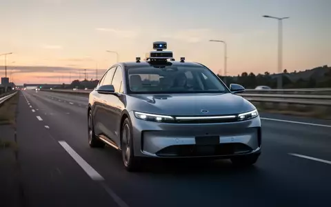Ein modernes autonomes Fahrzeug fährt bei Dämmerung auf einer mehrspurigen Autobahn. - Foto: über boerse-global.de