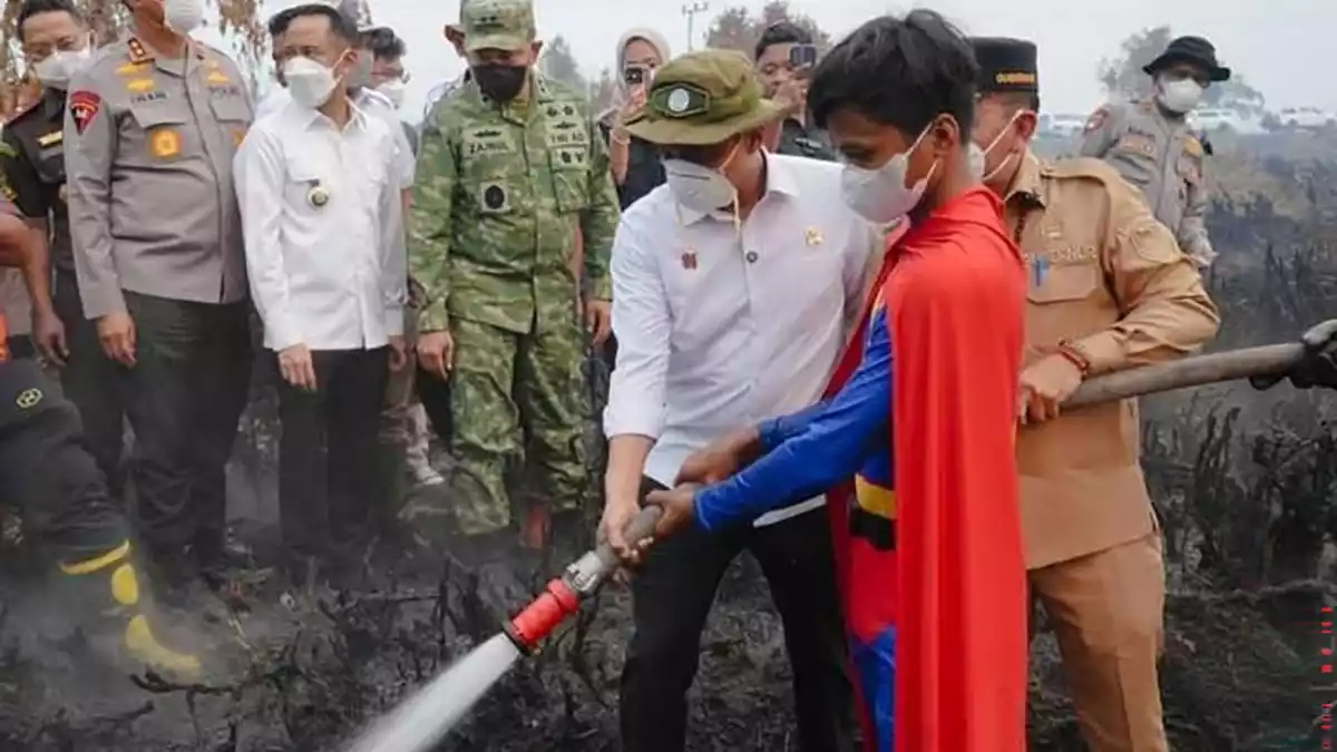 Der junge «Superman» gilt schon jetzt als Symbolfigur im Kampf gegen die Flammen.  - Bild: Forestry Ministry Indonesia/dpa