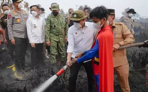 Der junge «Superman» gilt schon jetzt als Symbolfigur im Kampf gegen die Flammen.  - Foto: Forestry Ministry Indonesia/dpa