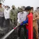 Der junge «Superman» gilt schon jetzt als Symbolfigur im Kampf gegen die Flammen.  - Bild: Forestry Ministry Indonesia/dpa