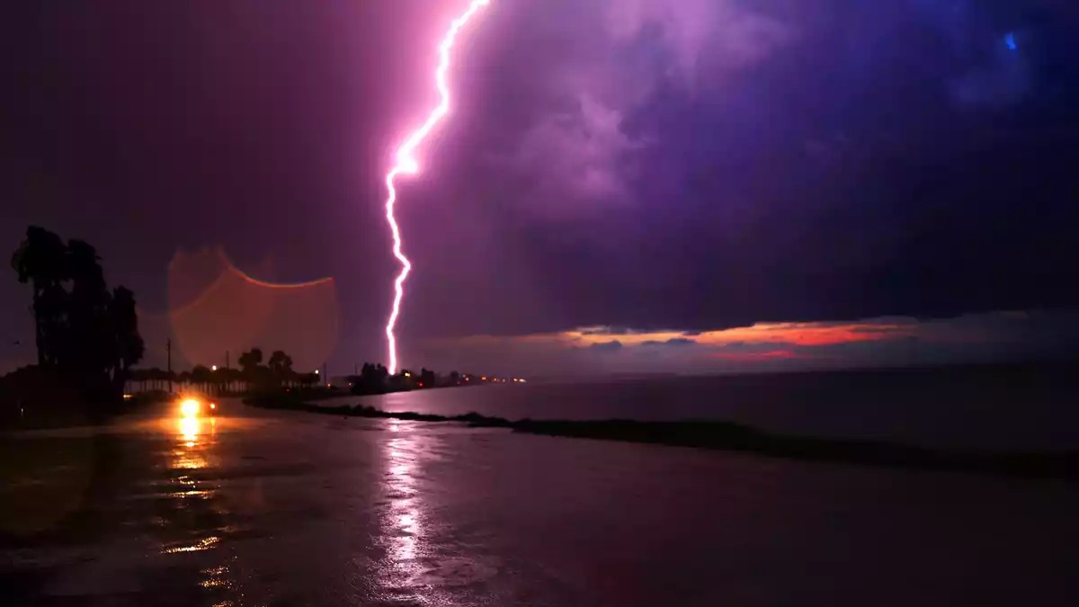 In keinem Bundesstaat der USA blitzt es öfter als in Florida. (Archivbild) - Bild: picture alliance / Douglas R. Clifford/Tampa Bay Times via ZUMA Wire/dpa
