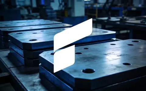 Hochwertige Schutzplatten in einer industriellen Fertigungshalle mit atmosphärischer Beleuchtung. - Foto: über boerse-global.de