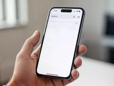 Nahaufnahme eines Smartphones, das eine Webseite in Safari anzeigt, während ein Nutzer die Einstellungen für den Home-Bildschirm betrachtet. - Foto: über boerse-global.de