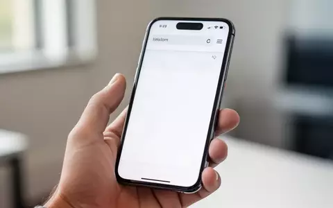 Nahaufnahme eines Smartphones, das eine Webseite in Safari anzeigt, während ein Nutzer die Einstellungen für den Home-Bildschirm betrachtet. - Foto: über boerse-global.de