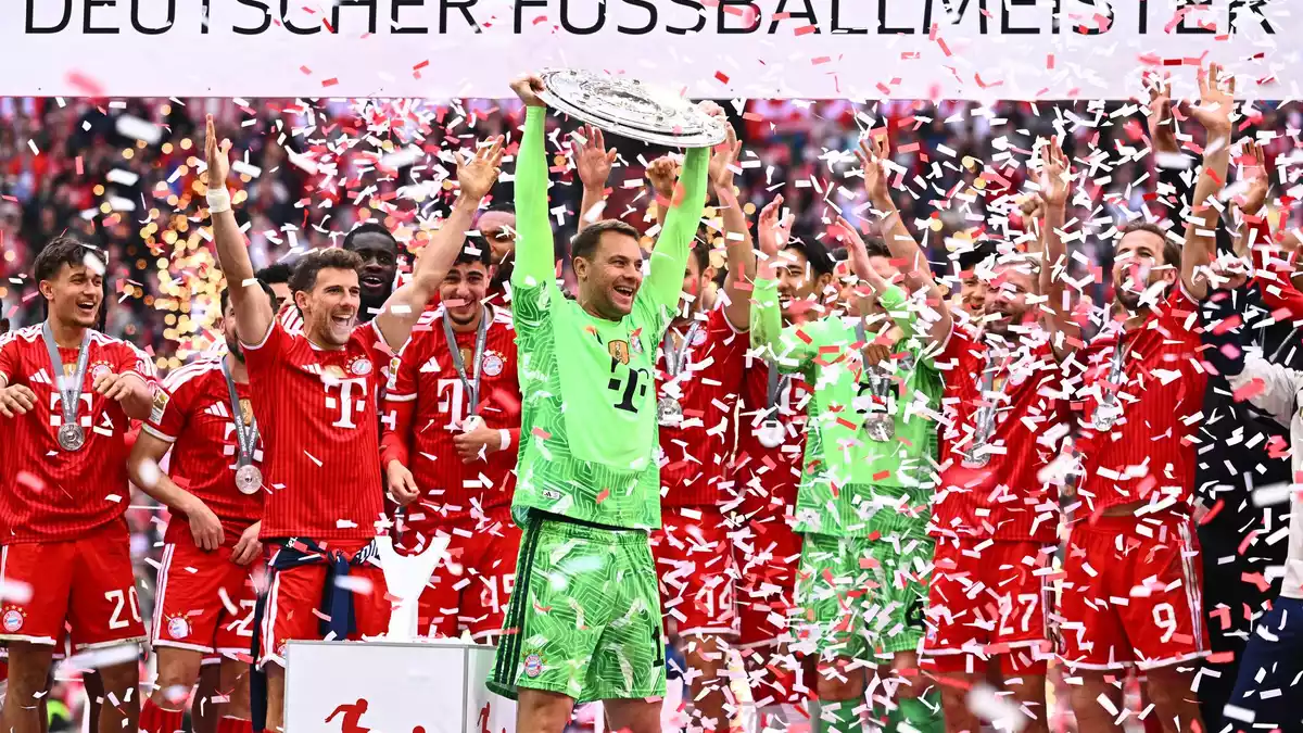Die Bayern mit der Meisterschale: Gibt es wieder das gewohnte Bild? (Archivbild) - Bild: Tom Weller/dpa