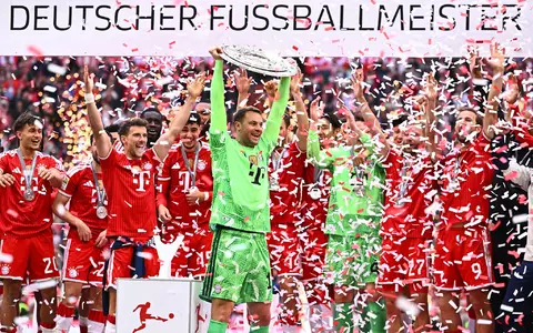 Die Bayern mit der Meisterschale: Gibt es wieder das gewohnte Bild? (Archivbild) - Foto: Tom Weller/dpa