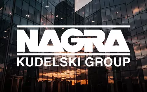 Abstrakte Darstellung eines modernen Bürogebäudes bei düsterem Sonnenuntergang als Symbol für Marktvolatilität. - Foto: über boerse-global.de