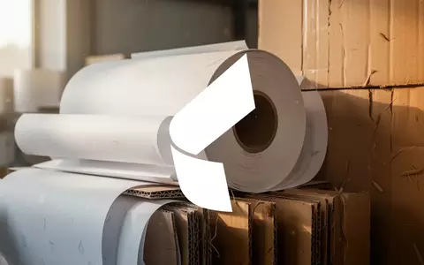 Abstrakte Darstellung der Papier- und Verpackungsindustrie mit Rollen aus nachhaltigem Material in warmem Licht. - Foto: über boerse-global.de