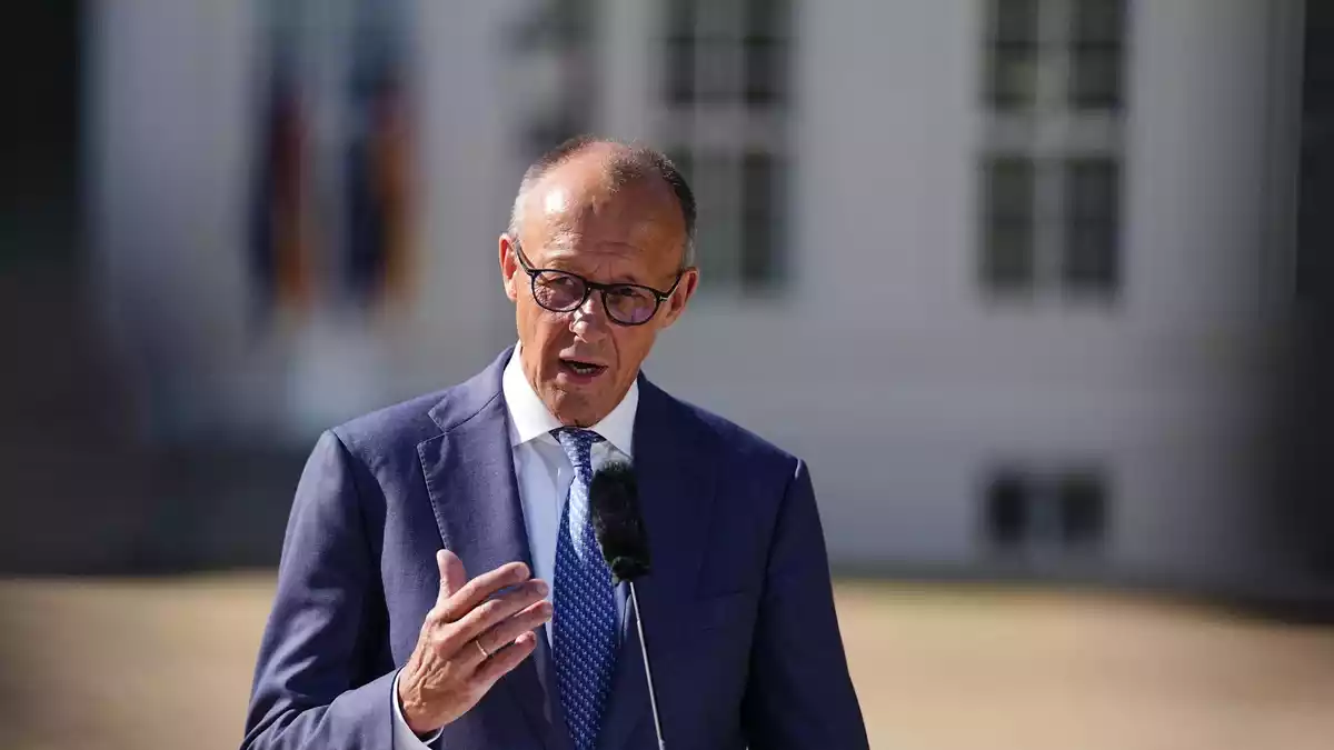 Bundeskanzler Friedrich Merz (CDU) äußert sich zum Auftakt der Kabinettsklausur im Schloss Neuhardenberg auch über den Vorfall mit einer Sprengstoffdrohne in Leipzig. - Bild: Kay Nietfeld/dpa