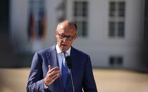 Bundeskanzler Friedrich Merz (CDU) äußert sich zum Auftakt der Kabinettsklausur im Schloss Neuhardenberg auch über den Vorfall mit einer Sprengstoffdrohne in Leipzig. - Foto: Kay Nietfeld/dpa
