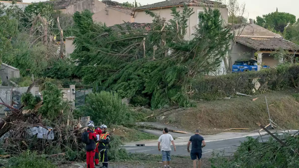 Nach dem Tornado untersuchen Einsatzkräfte die Häuser in der Gemeinde. - Bild: Idriss Bigou-Gilles/AFP/dpa