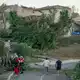 Nach dem Tornado untersuchen Einsatzkräfte die Häuser in der Gemeinde. - Bild: Idriss Bigou-Gilles/AFP/dpa