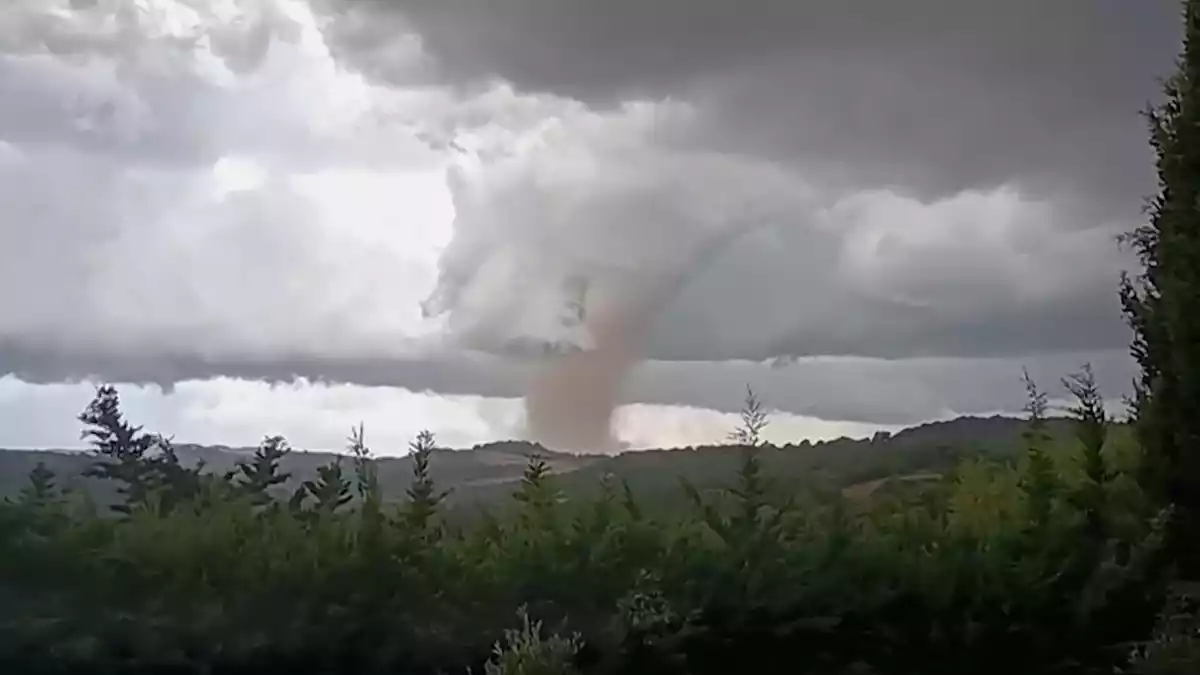 Der Tornado verwüstete Teile des Ortes. - Bild: Cyrille Kaldor/UGC via AFP/dpa