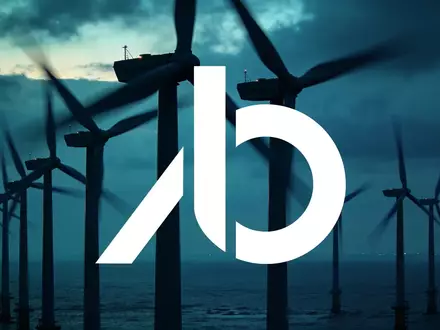 Moderne Windkraftanlagen bei Dämmerung in einer atmosphärischen, stimmungsvollen Industrielandschaft. - Foto: über boerse-global.de