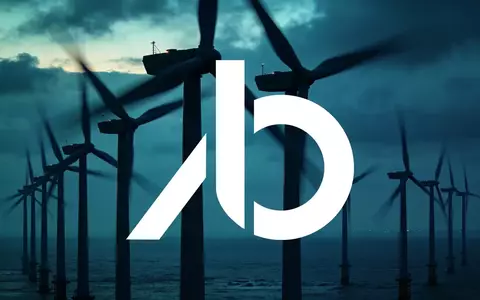Moderne Windkraftanlagen bei Dämmerung in einer atmosphärischen, stimmungsvollen Industrielandschaft. - Foto: über boerse-global.de