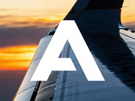 Schattenriss eines modernen Frachtflugzeugs vor einem sonnigen Himmel, symbolisiert den Luftfahrtsektor. - Foto: über boerse-global.de