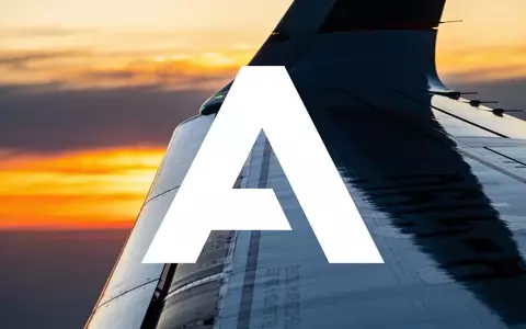 Schattenriss eines modernen Frachtflugzeugs vor einem sonnigen Himmel, symbolisiert den Luftfahrtsektor. - Foto: über boerse-global.de