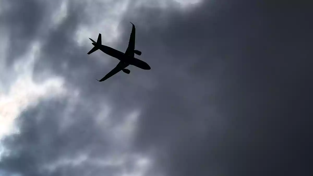 Der Flughafenverband ADV kritisiert die Rahmenbedingungen, mit denen die Luftfahrt in Deutschland konfrontiert ist. (Symbolbild) - Bild: Jens Kalaene/dpa